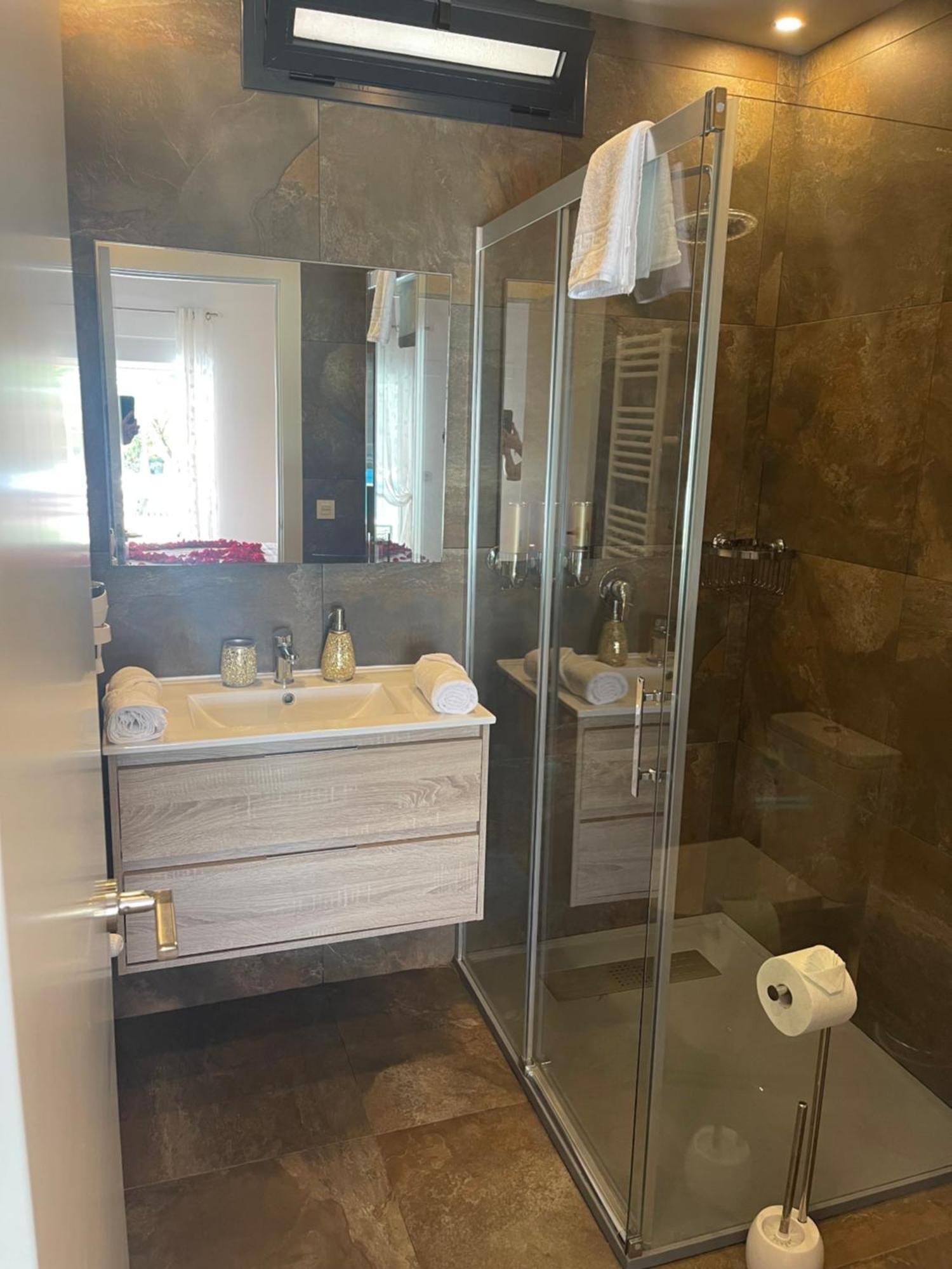Habitación con cama extra doble más sofa cama apta hasta para 4 personas con baño privado San Vicente Raspeig Exterior foto