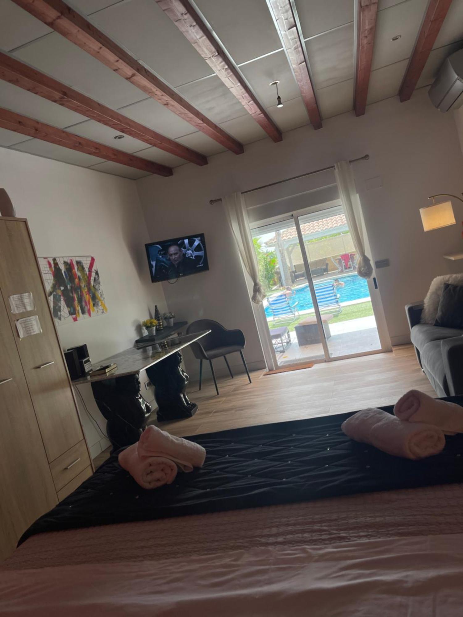 Habitación con cama extra doble más sofa cama apta hasta para 4 personas con baño privado San Vicente Raspeig Exterior foto